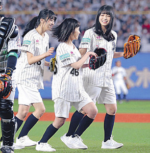 始球式を終えほっとした表情の（左から）欅坂４６の小林由依、今泉佑唯、長濱ねる