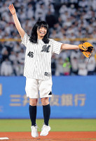始球式で笑顔を見せる欅坂４６の長濱ねる