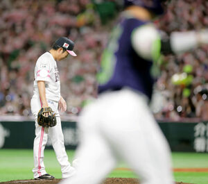 ６回２死満塁、村上宗隆（手前）に逆転の右越え満塁本塁打を浴びたソフトバンク３番手の嘉弥真新也（カメラ・渡辺　了文）