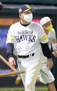 ６回、選手交代を告げベンチに戻る藤本博史監督（カメラ・石田　順平）