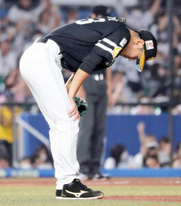 ６回１死一、二塁、山口 航輝に逆転３ラン本塁打を打たれた泉圭輔（カメラ・清水　武）