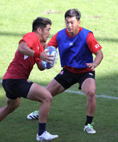 サモア戦へ向け、調整する李（左は松田＝カメラ・石田　順平）