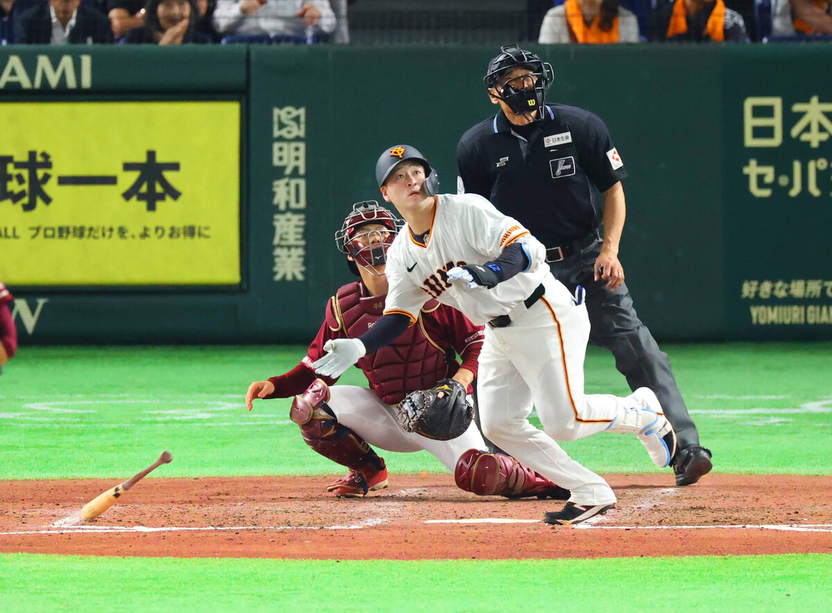 ８回２死、岸田が左中間に２号満塁本塁打を放つ