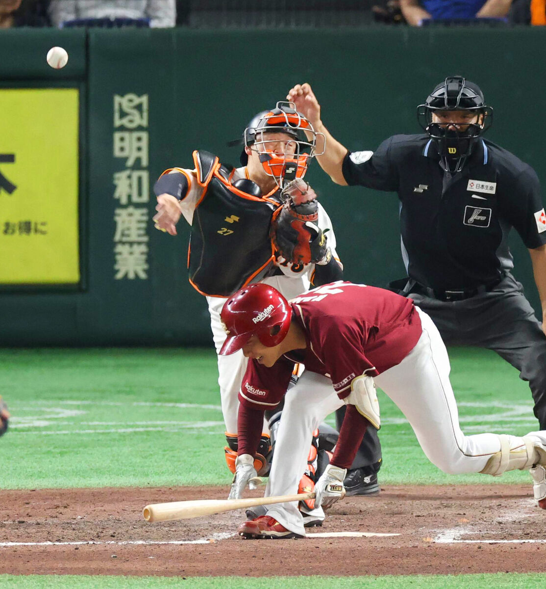 ８回、小深田の盗塁を阻止した岸田（打者は小森）