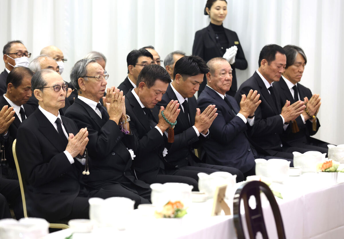 長嶋茂雄さんの通夜に参列した（手前左から）王貞治さん、堀内恒夫さん、原辰徳さん、高橋由伸さんの巨人歴代監督と柴田勲さん、中畑清さん、松井秀喜さん（読売新聞社提供）