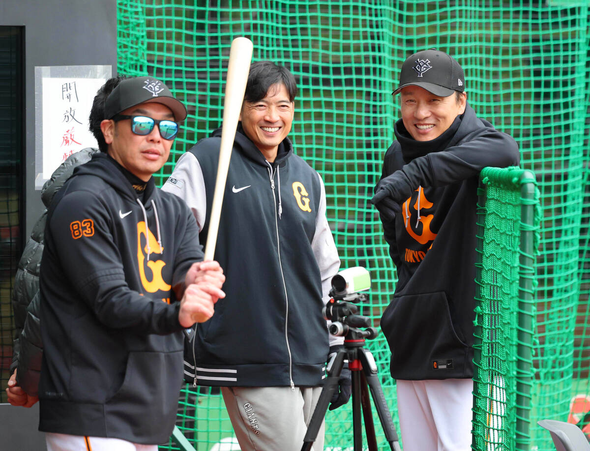 李臨時コーチ（右）と笑顔で話す阿部監督。来季のコーチ就任を要請したことを明かした（カメラ・越川　亙）