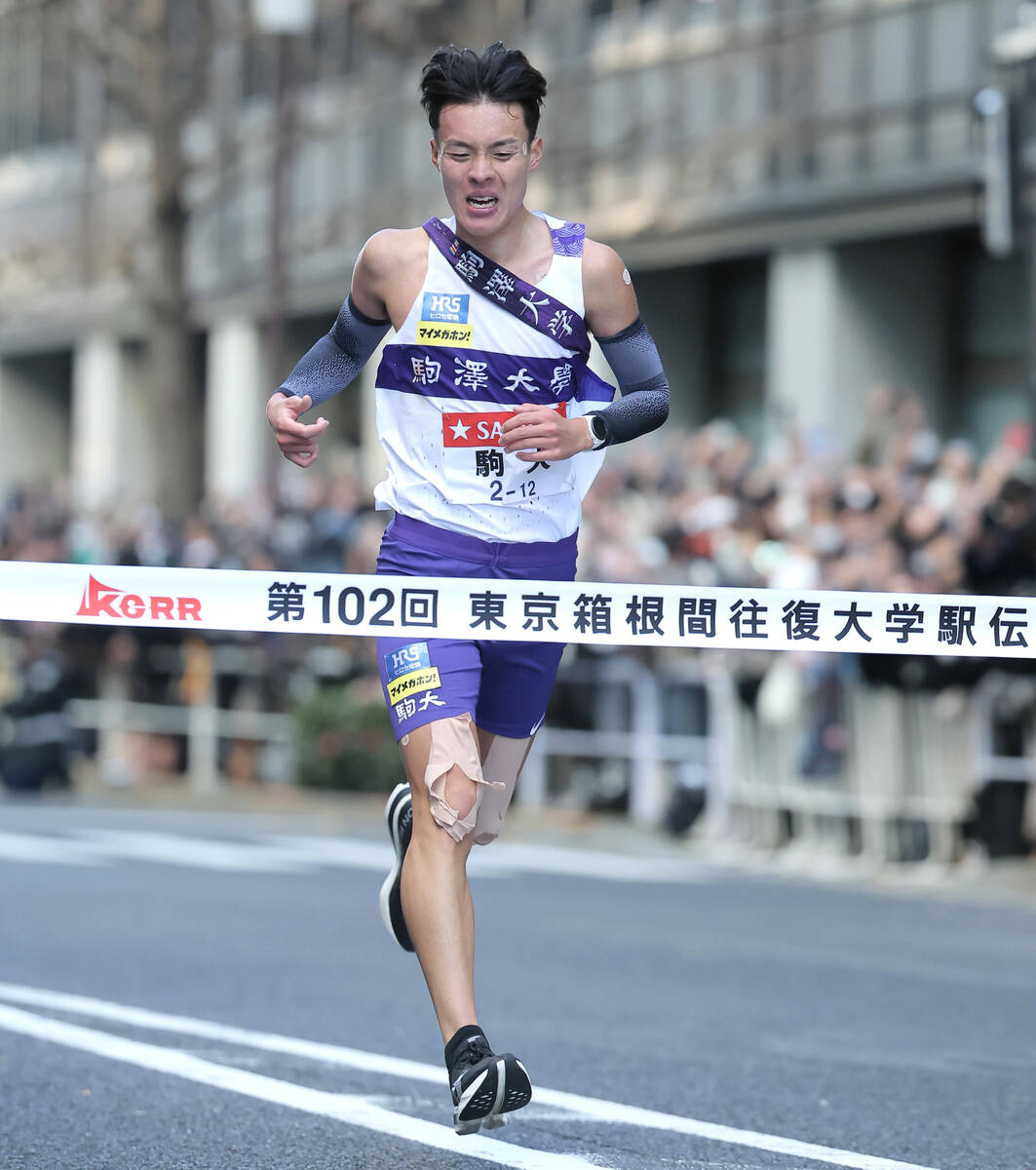ゴールする駒大１０区・佐藤圭汰（カメラ・山崎　賢人）