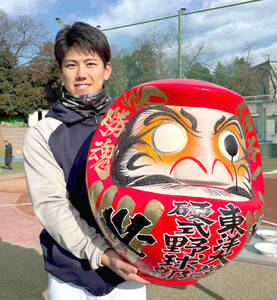 新年初練習に参加した東洋大・大坪廉主将は特大のダルマに必勝を誓った（カメラ・小島　和之）