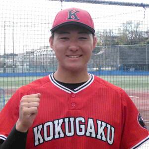 豪快な一発を放って笑顔を見せる国学院大の大谷汰一（カメラ・浜木　俊介）