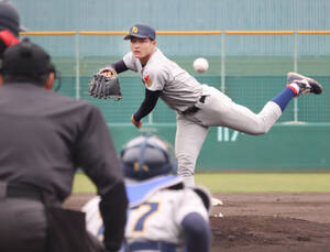 先発した関学大の飯田泰成（カメラ・伊井　亮一）