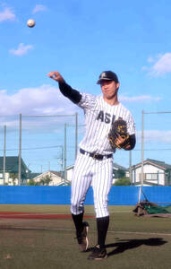 大学最後のシーズンに挑む亜大・辻田投手（カメラ・甲斐　毅彦）