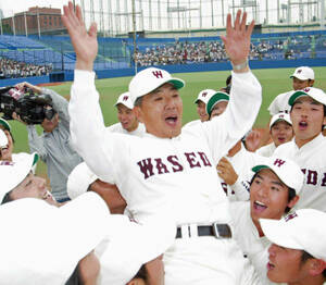 ２００３年春季リーグ戦優勝を決め胴上げされる早大の野村徹監督