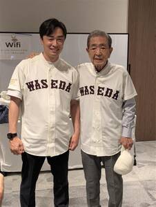 昨年５月、早慶戦のレジェンド始球式に臨む和田毅氏と記念撮影する野村徹さん。教え子からプレゼントされた早大のユニホームに喜んで袖を通した