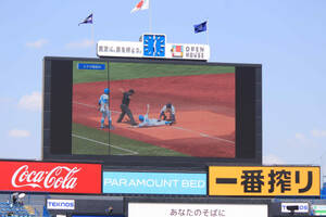 ６回の東大の攻撃で明大がビデオ検証を要求し、バックスクリーンにリプレー映像が流れる