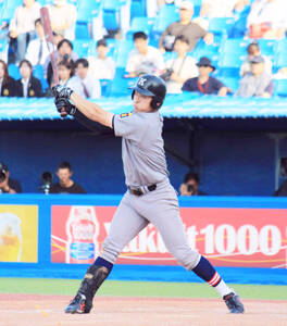 ８回１死満塁で中前適時打を放つ慶大・小原大和外野手（撮影・小島　和之）