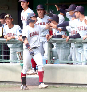 同点の７回１死満塁で決勝の右犠飛を放った久保（手前）はベンチに帰ってナインの祝福を受ける