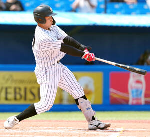 ６回２死満塁、勝ち越しの左越え満塁本塁打を放つ亜大・前嶋藍（カメラ・岡野　将大）