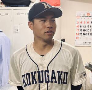初の東都大学リーグ優勝を決めた後、報道陣に対応する国学院大・緒方漣遊撃手（カメラ・加藤弘士）