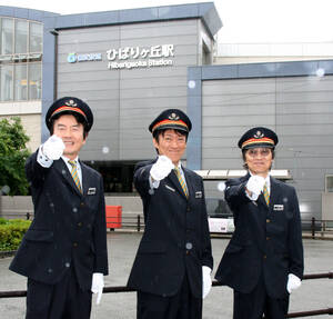 東京・西東京市の西武池袋線ひばりヶ丘駅の一日駅長に就任した「JUN　SKY　WALKER(S)」の(左から)小林雅之、森純太、宮田和弥