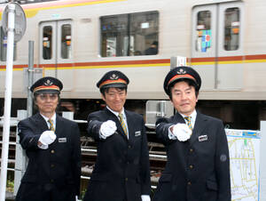 東京・西東京市の西武池袋線ひばりヶ丘駅の一日駅長に就任した「JUN　SKY　WALKER(S)」の(左から)宮田和弥、森純太、小林雅之