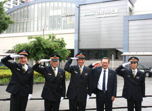 東京・西東京市の西武池袋線ひばりヶ丘駅の一日駅長に就任した「JUN　SKY　WALKER(S)」の(左から)小林雅之、(１人おいて)森純太、(１人おいて)宮田和弥