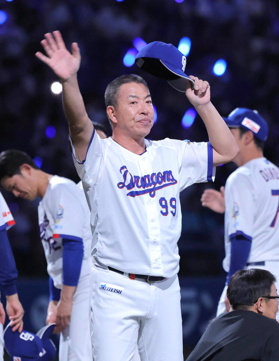 ファンの声援に手を振って応える井上一樹監督（中）（カメラ・朝田　秀司）