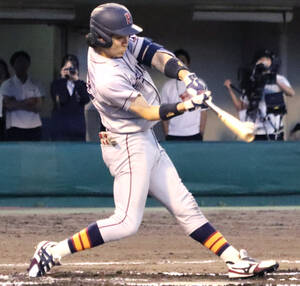 ６回２死から左前安打を放って単独首位打者を決めた立命大・西野啓也