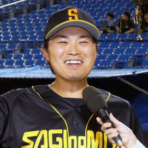 決勝打を放ち満面の笑みでインタビューに答える鷺宮製作所・大井
