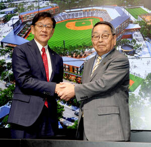 日本ハムファーム移転先が恵庭市に決定し握手を交わす栗山CBO（左）と原田恵庭市長（カメラ・池内　雅彦）
