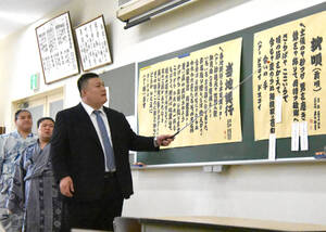 相撲甚句の授業を行う春日山親方