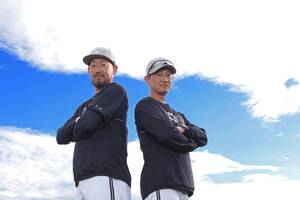 オリックス・岸田護監督（右）と平野佳寿兼任コーチ