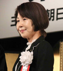 名人就位式であいさつした清水市代会長