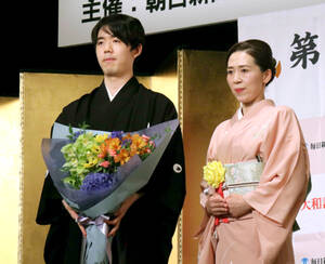 第３局を開催した「日本の宿のと楽」の若女将・谷崎有美香さんから花束を贈呈される藤井聡太名人