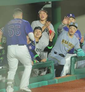 ７月２９日のオールスター第２戦で本塁打を放った細川を佐藤らがベンチで迎えた