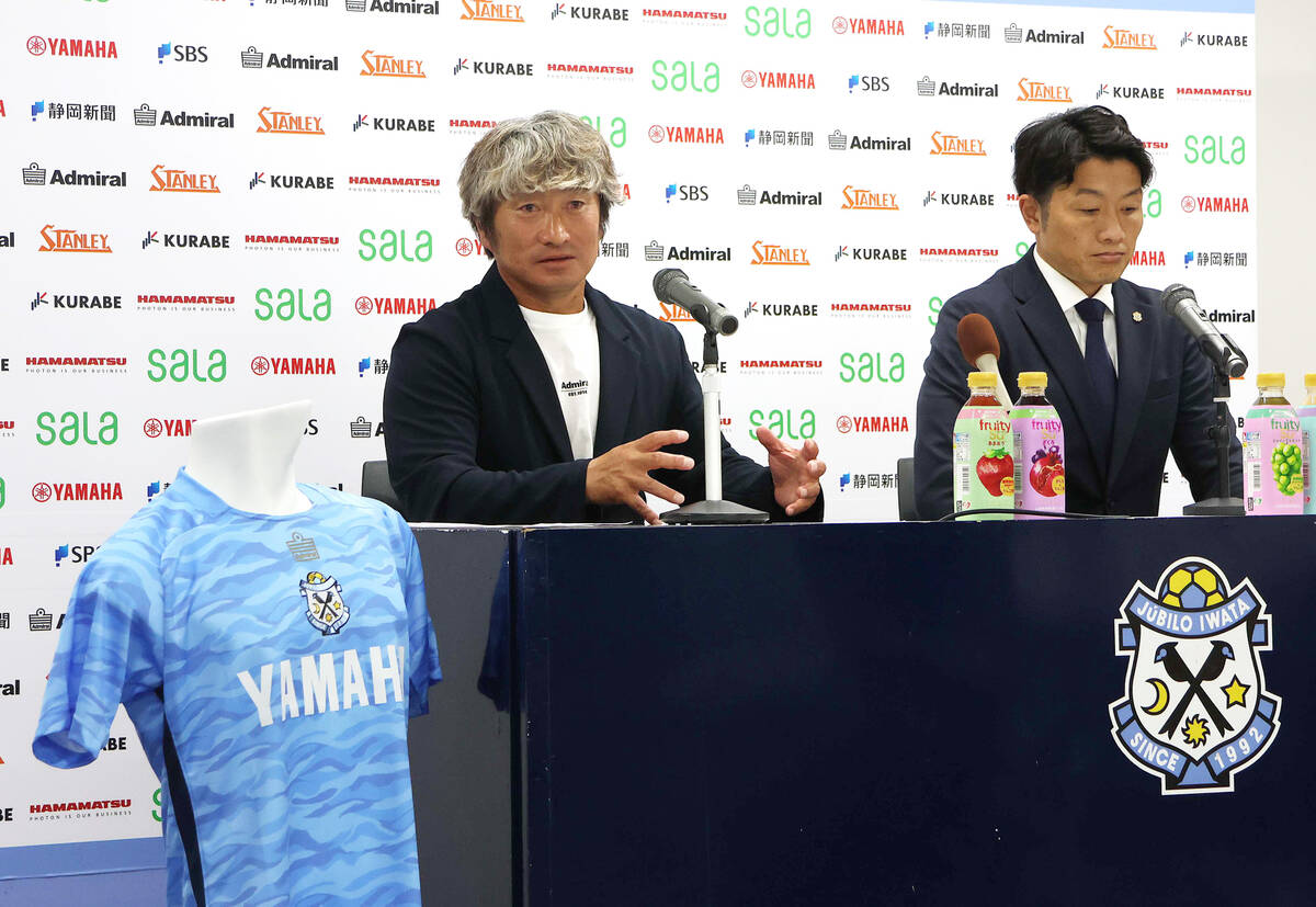 会見した磐田Ｕー２１の安間監督（左）と田中部長（カメラ・里見　祐司）