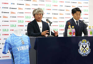 会見した磐田Ｕー２１の安間監督（左）と田中部長（カメラ・里見　祐司）