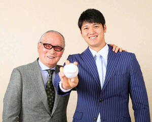 ２０１７年の新春対談で写真に納まる長嶋さん（左）と大谷