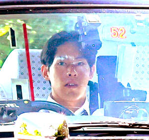初公判を終えて裁判所を後にする元日本代表・本多灯被告　（カメラ・小泉　洋樹）