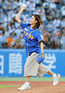 始球式をした黒島結菜（カメラ・清水　武）