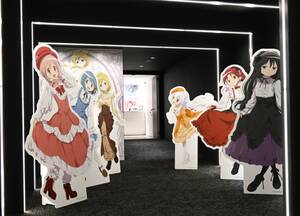 サンシャインシティプリンスホテルのレストラン「IKEPRI CANVAS」入り口では、まどか☆マギカのキャラクター等身大パネルがお出迎え