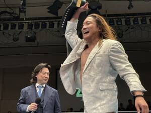 リング上で歓喜する黒潮　ＴＯＫＹＯ　ジャパン（右）を見守るＳＳＰＷ平井代表…大会後に救急要請していた
