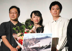 舞台あいさつに登壇した（左から）深田晃司監督、荻野友里、上坂龍之介監督