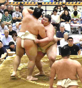 大の里と熱海富士が相撲を取る稽古を行う（カメラ山田　豊）