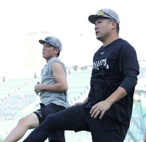 坂本勇人（左）とウォーミングアップする田中将大（カメラ・宮崎　亮太）