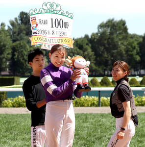 札幌４R・３歳未勝利をアニマレイで制した小林美駒騎手（中）はJRA通算１００勝達成（カメラ・坂本　達洋）